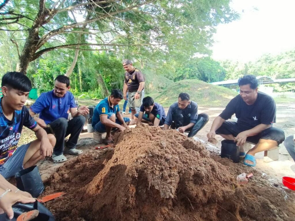 สถาบันทรัพยากรธรรมชาติและสิ่งแวดล้อม จัดกิจกรรม “ตักดินใส่ถุง เตรียมปลูกต้นไม้ ปั้นสวนสวย” ส่งเสริมพื้นที่สีเขียวและสิ่งแวดล้อมที่ยั่งยืน - มทร.ศรีวิชัย (RMUTSV)