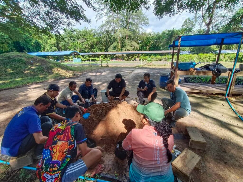 สถาบันทรัพยากรธรรมชาติและสิ่งแวดล้อม จัดกิจกรรม “ตักดินใส่ถุง เตรียมปลูกต้นไม้ ปั้นสวนสวย” ส่งเสริมพื้นที่สีเขียวและสิ่งแวดล้อมที่ยั่งยืน - มทร.ศรีวิชัย (RMUTSV)